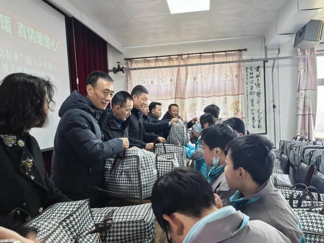 寒冬送温暖  真情暖童心 | 市卫健委机关第八党支部联合开展“让爱动起来”助力乡村振兴主题党日活动